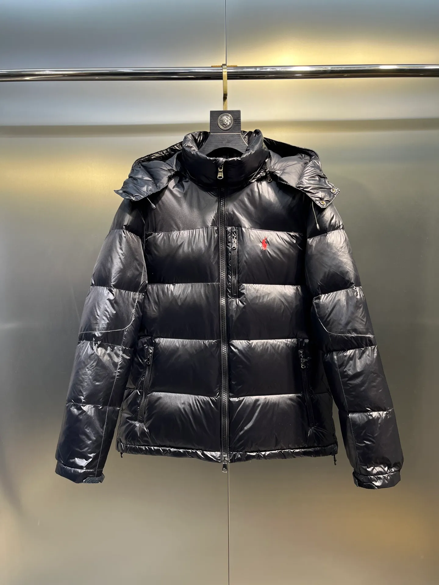 P980 Ralph Lauren polo unisex matte down jacket. Ralph is going crazy this year. The upper body fabric of major internet celebrities has a double-layer shin feel, which is full of weight! It's not as heavy as a regular jacket, and the ordinary cotton material feels really different. This one is super comfortable, soft and stylish, and has a green plaid interior that has a retro movie fashion feel! ✅Original custom-made 40D plaid four-level waterproof fabric, waterproof and anti-static fabric, exclusively using the original single-layer fabric method. The use of single-layer fabric has tested that the fabric and down must meet the standards to prevent velvet running, and ensure the feel and bulkiness. The interior is made of nylon double-layer sealing design, which will not cause any velvet running phenomenon. The adjustable hem with built-in drawstring buckle can prevent wind and cold. ✅ Silhouette jacket The upper body shape is super good, and the LOGO design on the chest is prominent. It is a style highly recommended by foreign bloggers. ✅Original original data layout, coordinated, loose, warm, fashionable, real original internal data, tolerant version. ✅Imported Behringer embroidery machine, custom-made 10,000-needle electric embroidery, using imported No. 7 needles, imported embroidery thread, ensuring that each word is full, three-dimensional and clear, and can be called the most expensive embroidery logo. ✅It is filled with national standard 80% white duck down, which has better thermal insulation performance, is light and not heavy, and has good fluff recovery after compression! ✅RDS certified high-quality 700 high fluffy white duck down filling ✅The zipper is customized from the Yoshida RL factory, with clear engravings and perfect and smooth texture ✅Accessories and buttons are all developed using the original version The fit is loose but not baggy. The size is just right and not picky. The dropped shoulder design modifies the shoulders without making them look bulky. This silhouette is a style that will never go out of style. The upper body is also very durable and recognizable. The loose and reasonable fit can be worn by both men and women. It is easy to create a clean and refreshing youthful look. Size: S M L XL XXL